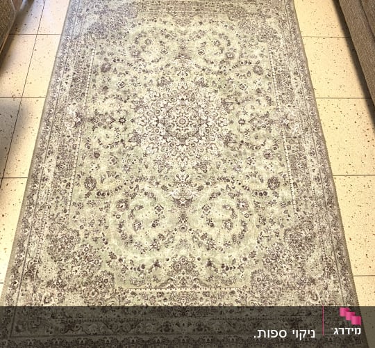 שטיח מעוצב על רצפת אריחים